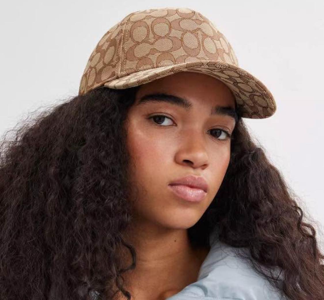 GORRA COACH SIGNATURE DORADA